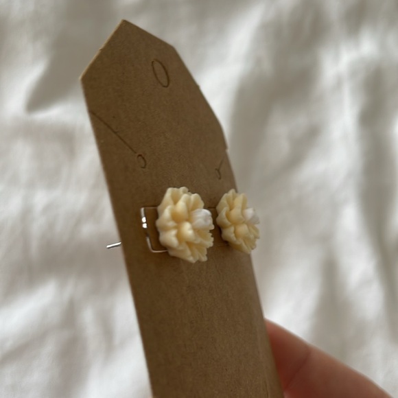 Yellow‎ and White 3D Flower Stud Earrings - Picture 4 of 5